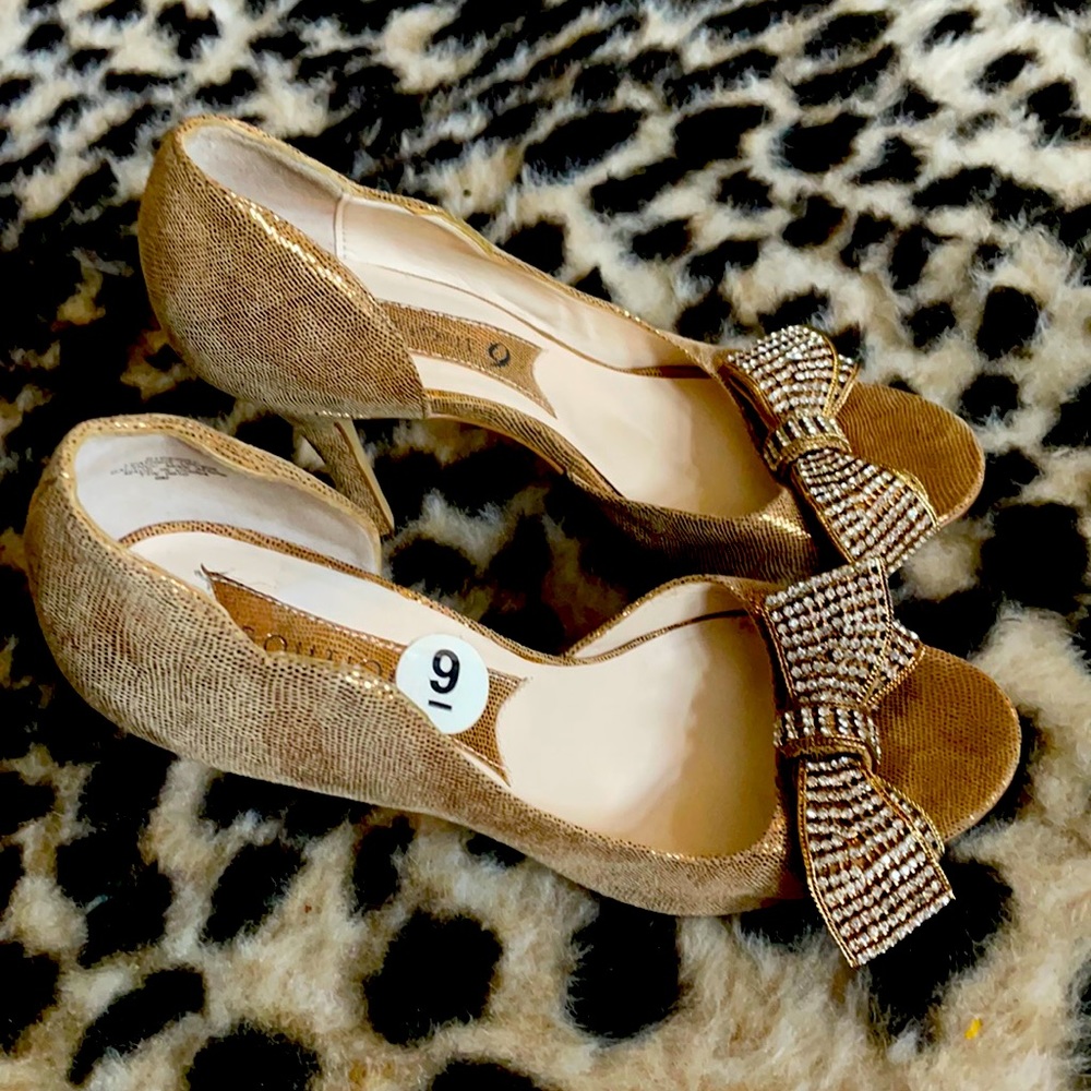 Boutique 9 Gold pumps w/ rhinestone bow